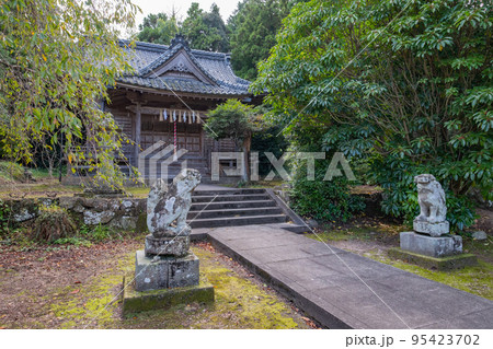 高杉神社（孝霊天皇宮）拝殿と狛犬　鳥取県西伯郡大山町宮内 95423702