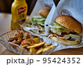 ハンバーガー　ジャンクフード 95424352