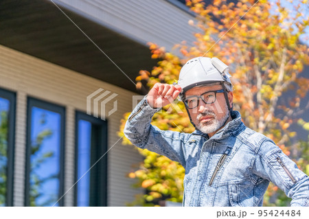 住宅診断　マイホーム　検査　デニム　白髪　ひげ 95424484