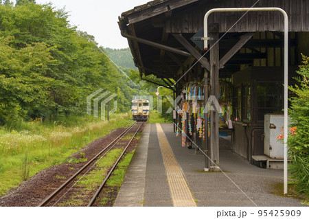 鹿児島県のJR嘉例川駅の風景。 鹿児島県のJR嘉例川駅の風景。 95425909