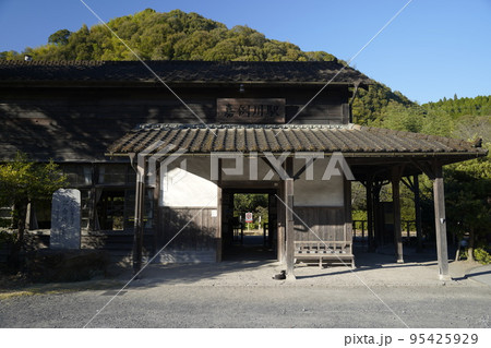 鹿児島県のJR嘉例川駅の風景。 95425929