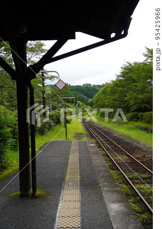 鹿児島県のJR嘉例川駅の風景。 鹿児島県のJR嘉例川駅の風景。 95425966