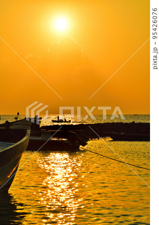 インド洋のリゾート国モルディブ・グリの海と夕日 95426076