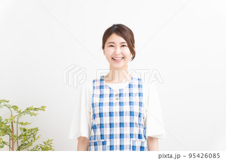 エプロンをした笑顔の保育士 エプロンをした笑顔の保育士 95426085