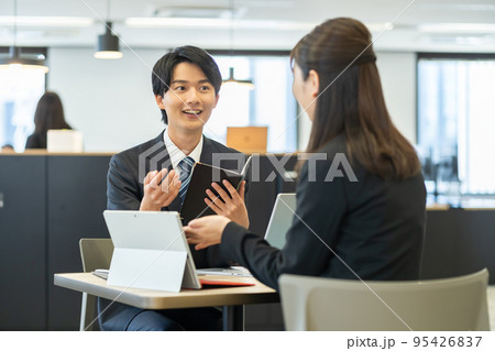 ビジネス、男性、OL、女性、営業、人物、ビジネスマン、オフィス、ビジネスウーマン、2人、会社員、女性 95426837