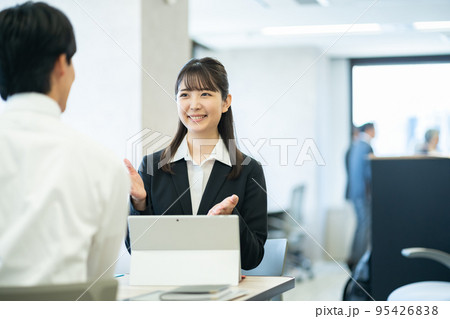 ビジネス、男性、OL、女性、営業、人物、ビジネスマン、オフィス、ビジネスウーマン、2人、会社員、女性 ビジネス、男性、OL、女性、営業、人物、ビジネスマン、オフィス、ビジネスウーマン、2人、会社員、女性 95426838