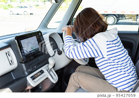 駐車場で休憩する女性 駐車場で休憩する女性 95427059