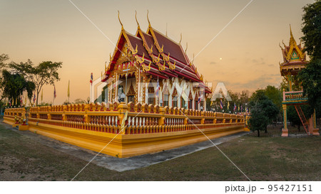 Panarama lanscape view of a beautiful temple at sunset in Thailand. 95427151