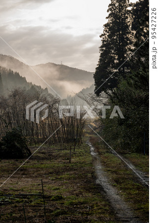 山に囲まれた農村の朝｜幻想的な夜明けの朝霧イメージ 95427226