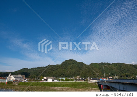鬼住山と日野川　鳥取県西伯郡伯耆町 95427231