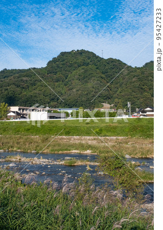 鬼住山と日野川　鳥取県西伯郡伯耆町 95427233