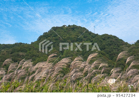 鬼住山とススキ　鳥取県西伯郡伯耆町 95427234