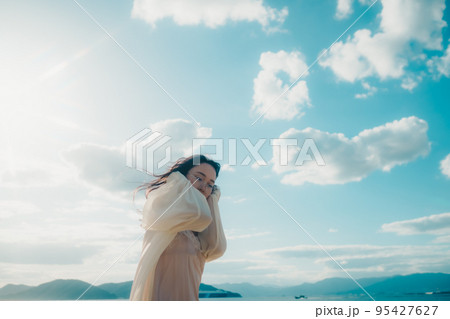 海辺で佇む女性の写真 海辺で佇む女性の写真 95427627