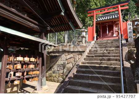 奈良市の東大寺境内二月堂脇にある飯道神社の風景 奈良市の東大寺境内二月堂脇にある飯道神社の風景 95427707
