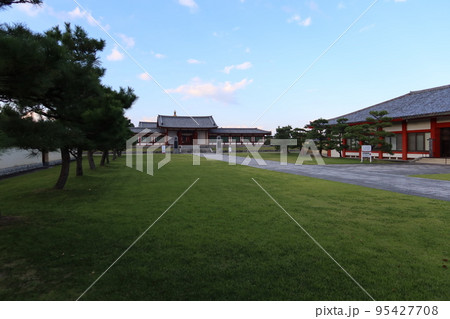 奈良県奈良市にある玄奘三蔵院境内の伽藍入り口の遠景 奈良県奈良市にある玄奘三蔵院境内の伽藍入り口の遠景 95427708
