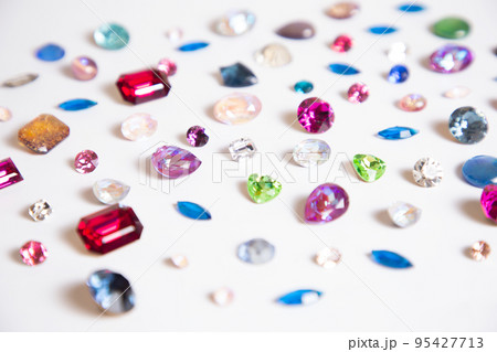 たくさんの並べられたヴィンテージストーン たくさんの並べられたヴィンテージストーン 95427713