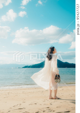 海辺で佇む女性の写真 95427727