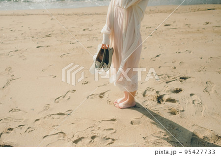 海辺で佇む女性の写真 95427733