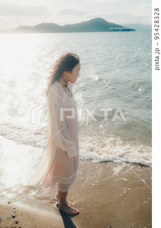 海辺で佇む女性の写真 海辺で佇む女性の写真 95428328