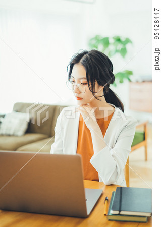 自宅でパソコンを使う女性 95428447