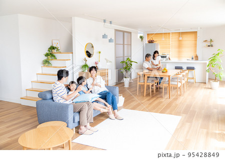 リビングルームでくつろぐ三世代家族 リビングルームでくつろぐ三世代家族 95428849