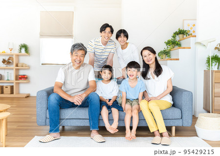リビングルームでくつろぐ三世代家族 95429215