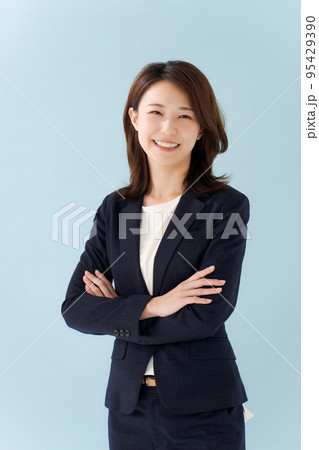 スーツ姿の女性 青背景 スーツ姿の女性 青背景 95429390