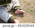 芝生に座る赤ちゃん 95429549