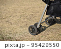 芝生の上のベビーカー 95429550