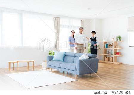 ショールームを見学する夫婦 ショールームを見学する夫婦 95429601