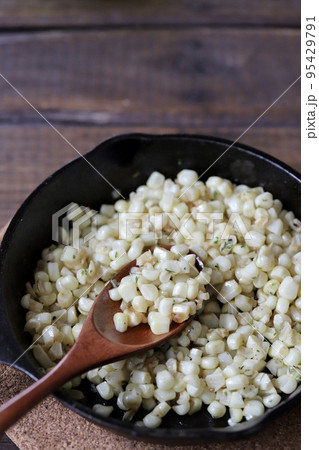 北海道産の白いトウモロコシで作ったコーンバター 95429791