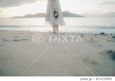 海辺で佇む女性の写真 海辺で佇む女性の写真 95429985