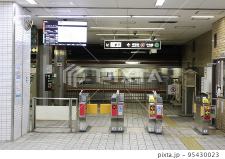 Osaka Metro堺筋本町駅の改札 95430023