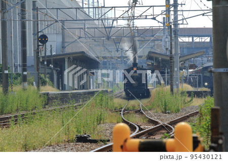ホームに停車中でもモクモクと黒煙を上げる蒸気機関車 ホームに停車中でもモクモクと黒煙を上げる蒸気機関車 95430121