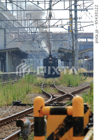 羽犬塚駅に停車中の黒煙を上げる蒸気機関車の眺め 羽犬塚駅に停車中の黒煙を上げる蒸気機関車の眺め 95430122