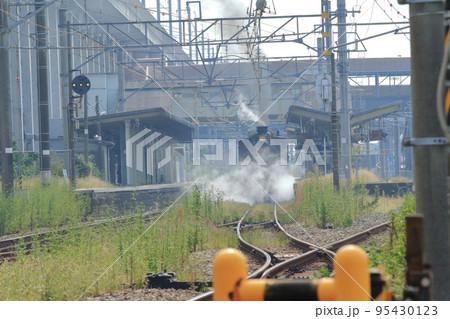 羽犬塚駅を発車前に大量の煙を上げる蒸気機関車の景色 羽犬塚駅を発車前に大量の煙を上げる蒸気機関車の景色 95430123