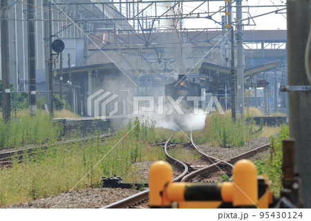 大量の煙の中を羽犬塚駅を発車する蒸気機関車 大量の煙の中を羽犬塚駅を発車する蒸気機関車 95430124