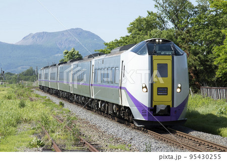 【鉄道写真、運転手ぼかし済】キハ261系1000番台（特急北斗号）JR室蘭本線長和駅 95430255