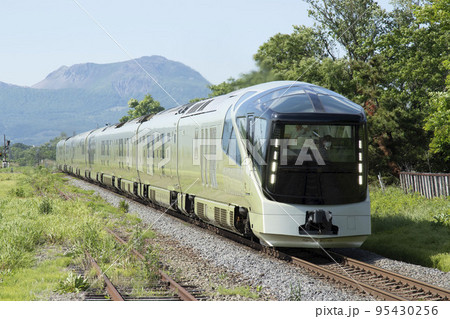 【鉄道写真、運転手ぼかし済】e001系（トランスイート四季島）JR室蘭本線長和駅 95430256