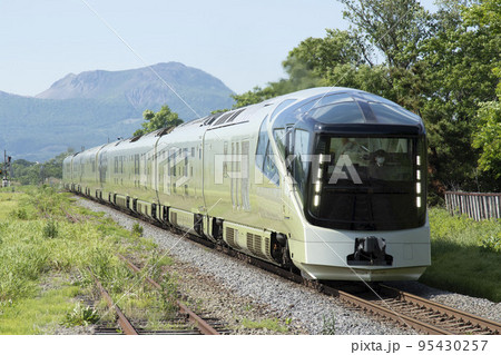 【鉄道写真、運転手ぼかし済】e001系（トランスイート四季島）JR室蘭本線長和駅 95430257