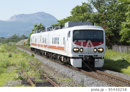【鉄道写真、運転手ぼかし済】検測・工事車両（キヤE193系East i-D） JR室蘭本線長和駅 95430258
