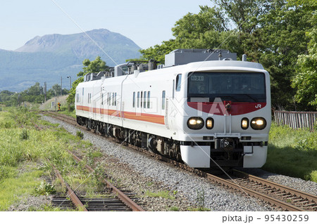 【鉄道写真、運転手ぼかし済】検測・工事車両（キヤE193系East i-D） JR室蘭本線長和駅 95430259