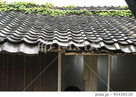 ガラス窓が割れた廃屋 ガラス窓が割れた廃屋 95430516