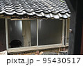ガラス窓が割れた廃屋 95430517