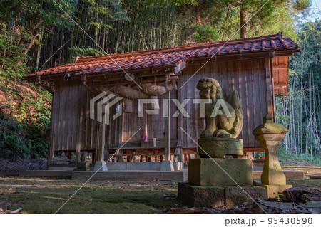 楽々福神社　拝殿と狛犬　鳥取県米子市上安曇 95430590