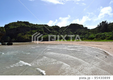 浜比嘉島のシルミチューの浜 95430899