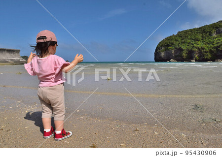 シルミチューの浜で遊ぶ女の子 シルミチューの浜で遊ぶ女の子 95430906