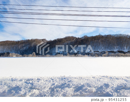 雪原と山並み (北海道、喜茂別町) 95431255