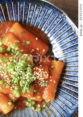 韓国料理の旨辛いトッポギ 95431454