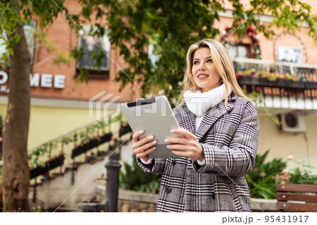 portrait of a stylish business woman with a tablet in her hands on the background of the urban portrait of a stylish business woman with a tablet in her hands on the background of the urban 95431917
